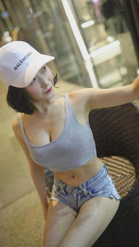 模拍漂亮的极品热裤月牙美女《四》[2.6G/MP4]
