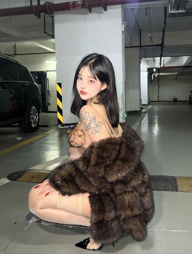 [微密圈]小u优优子 – 貂皮大衣 [50P-43M]